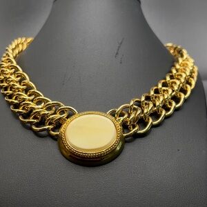 VINTAGE MONET GOLD TONE CHAIN LINK CHOKER CRÈME CABOCHON NECKLACE